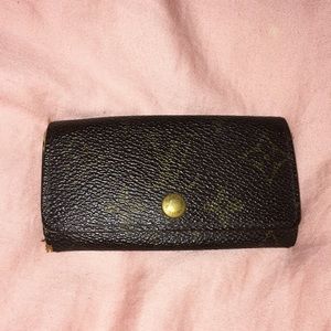 🚨authentic🚨 Louis Vuitton 4 key cles